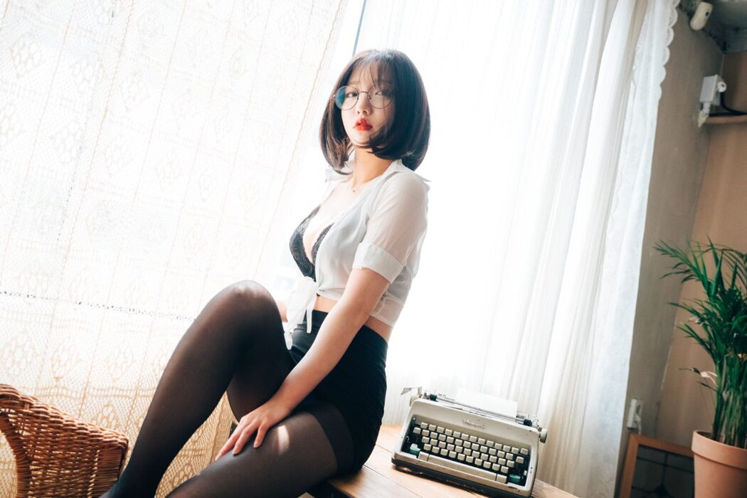 Loozy Officegirls Vacation Vol.1 Son Ye-Eun 손예은