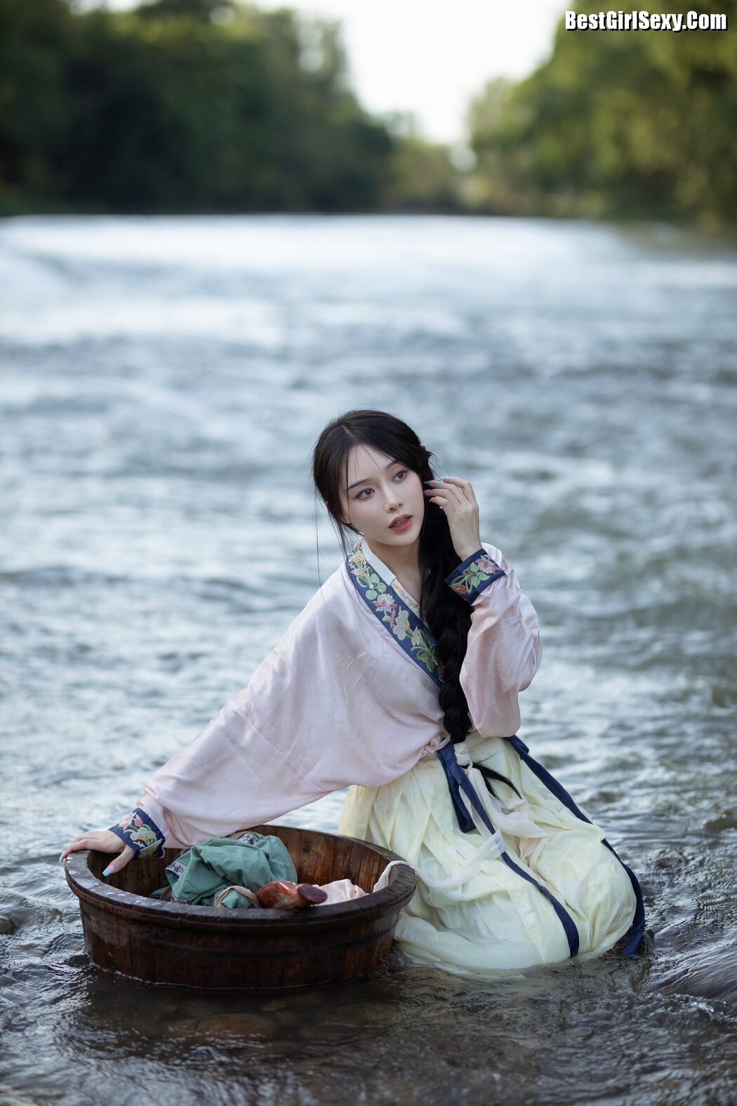 YiTuYu艺图语 Vol.4050 Su Mei Zai Lu Shang