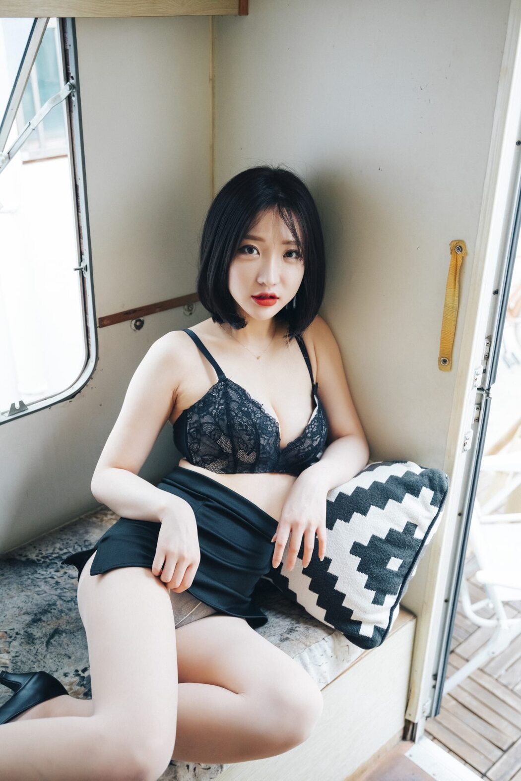 Loozy Officegirls Vacation Vol.2 Son Ye-Eun 손예은