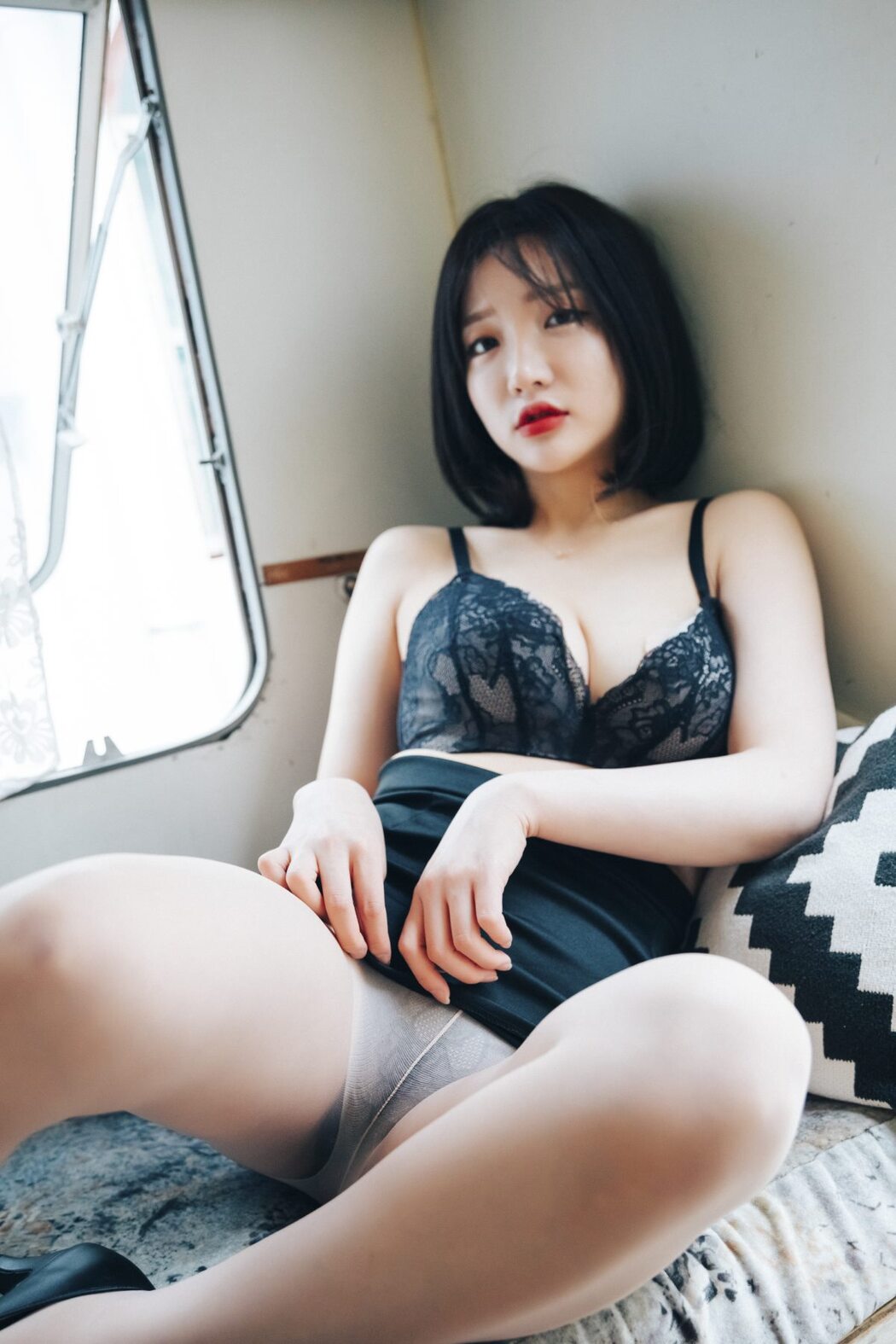 Loozy Officegirls Vacation Vol.2 Son Ye-Eun 손예은