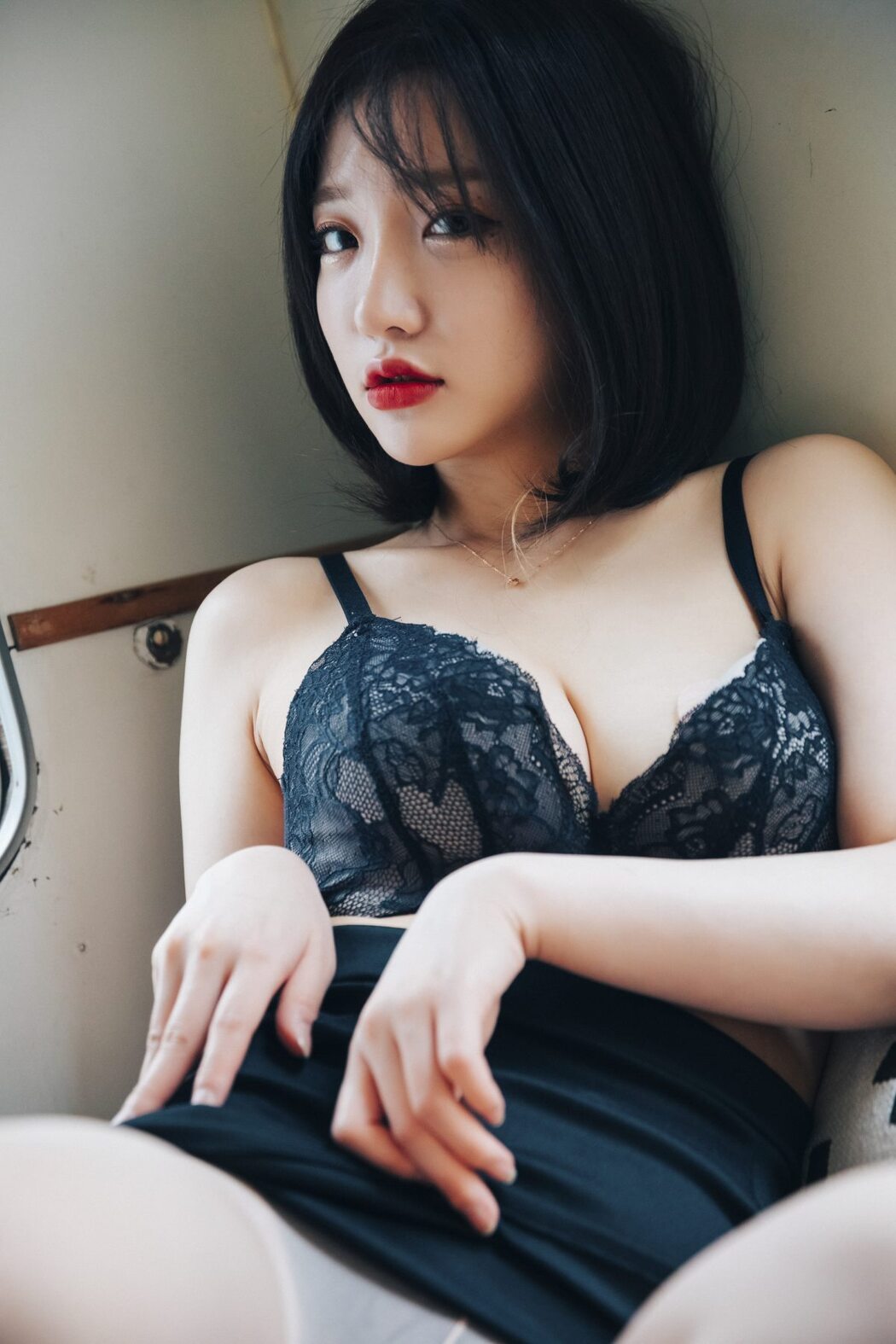 Loozy Officegirls Vacation Vol.2 Son Ye-Eun 손예은
