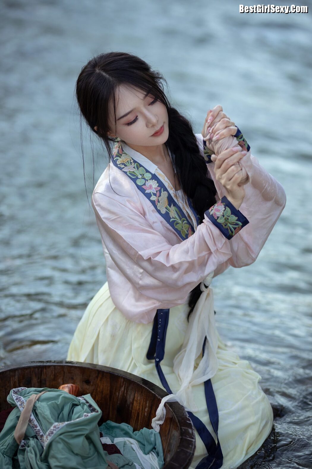 YiTuYu艺图语 Vol.4050 Su Mei Zai Lu Shang