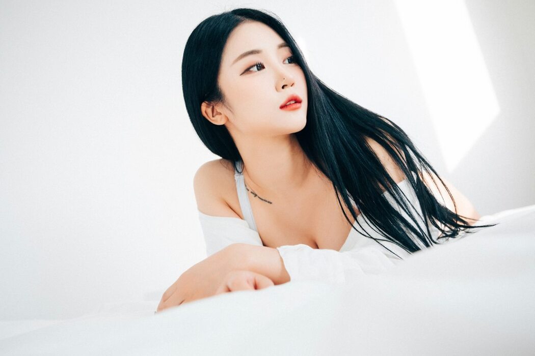 Loozy Bomi 보미 – The Undress