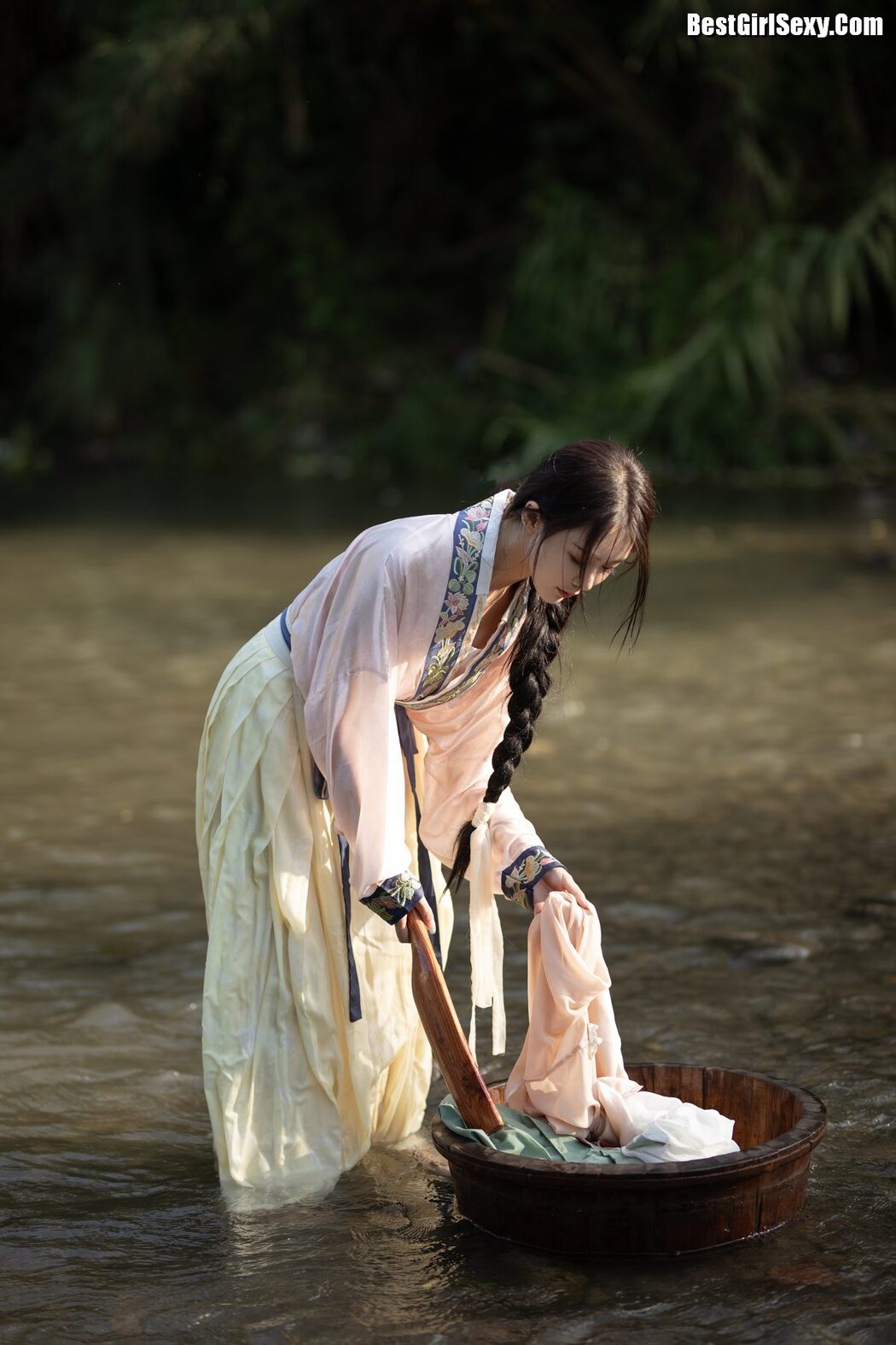 YiTuYu艺图语 Vol.4050 Su Mei Zai Lu Shang