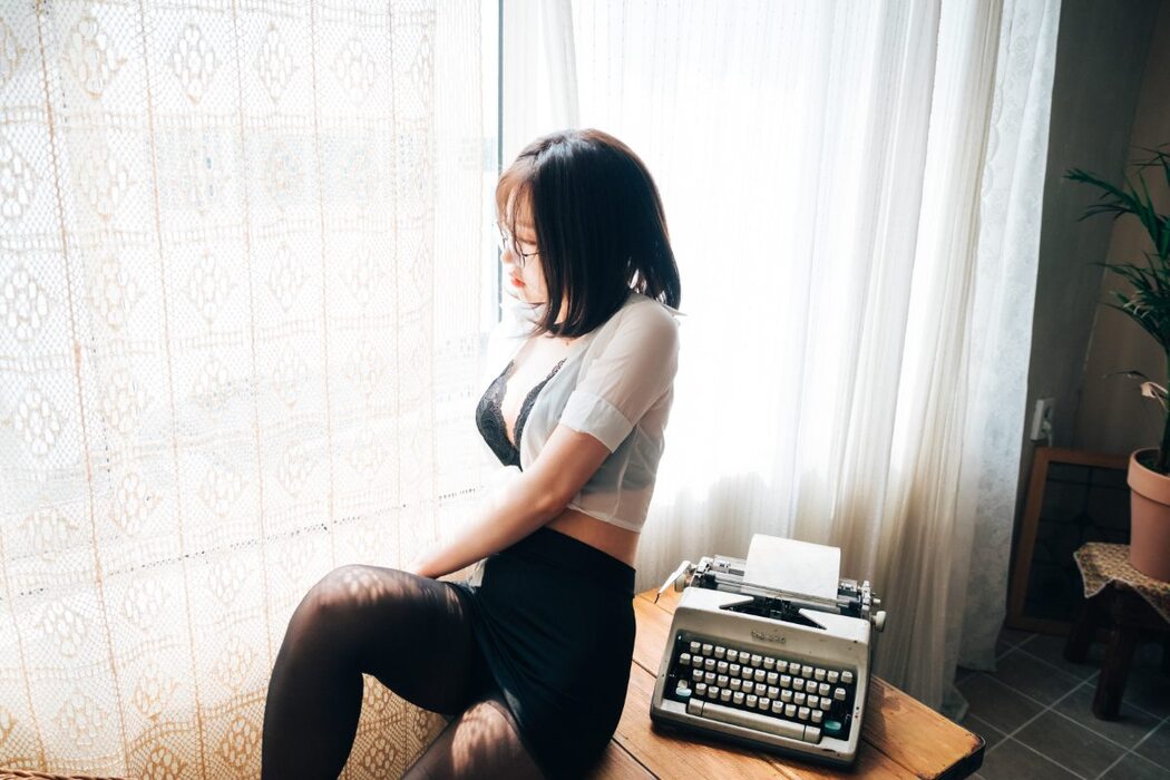 Loozy Officegirls Vacation Vol.1 Son Ye-Eun 손예은