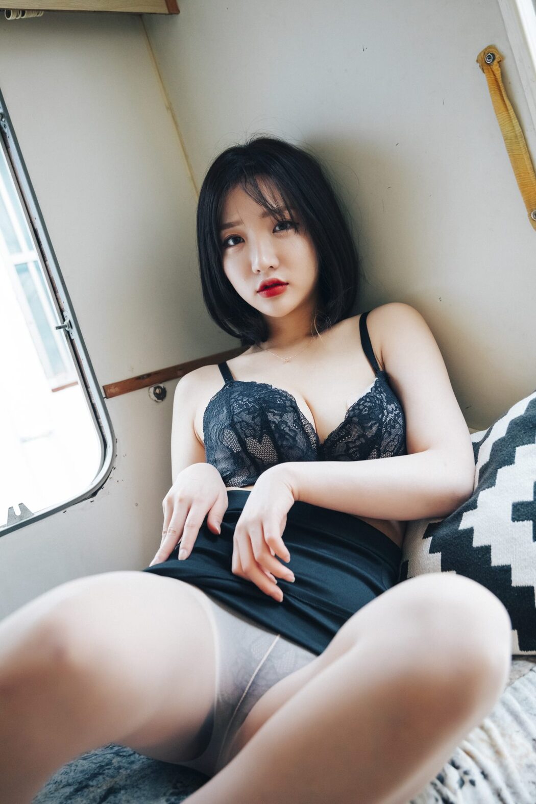 Loozy Officegirls Vacation Vol.2 Son Ye-Eun 손예은