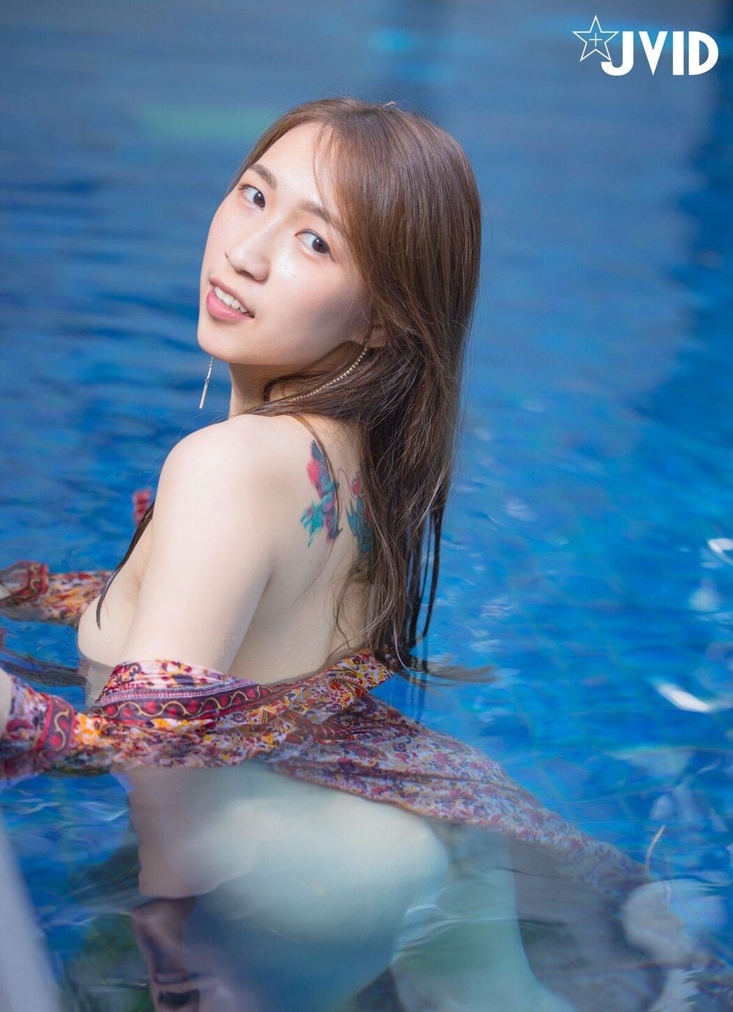 JVID Annie And Xin Ren Lin Lin 新人LinLin – 双美尻少女VILA泳池畔露出 Part2