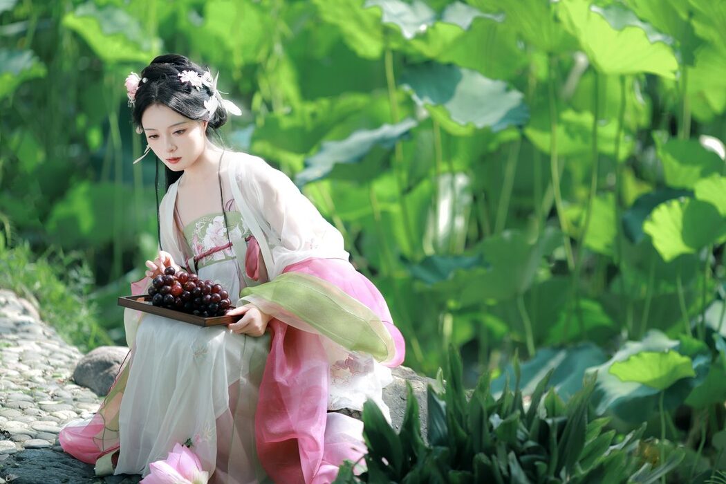 YiTuYu艺图语 Vol.5240 Nu Li Hua Zhuang De Sui Sui