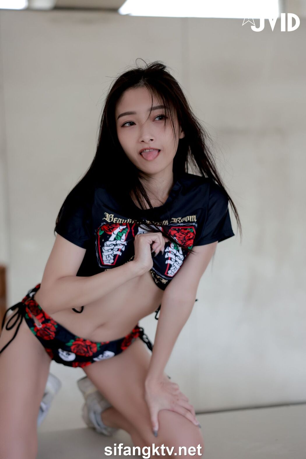 JVID Xiao Zhi Ma Ni Ni 小隻馬霓霓 – 廢墟開趴一絲不掛 性感調皮誘惑全裸無碼尺度毫無保留全解放 Part01 (55P)