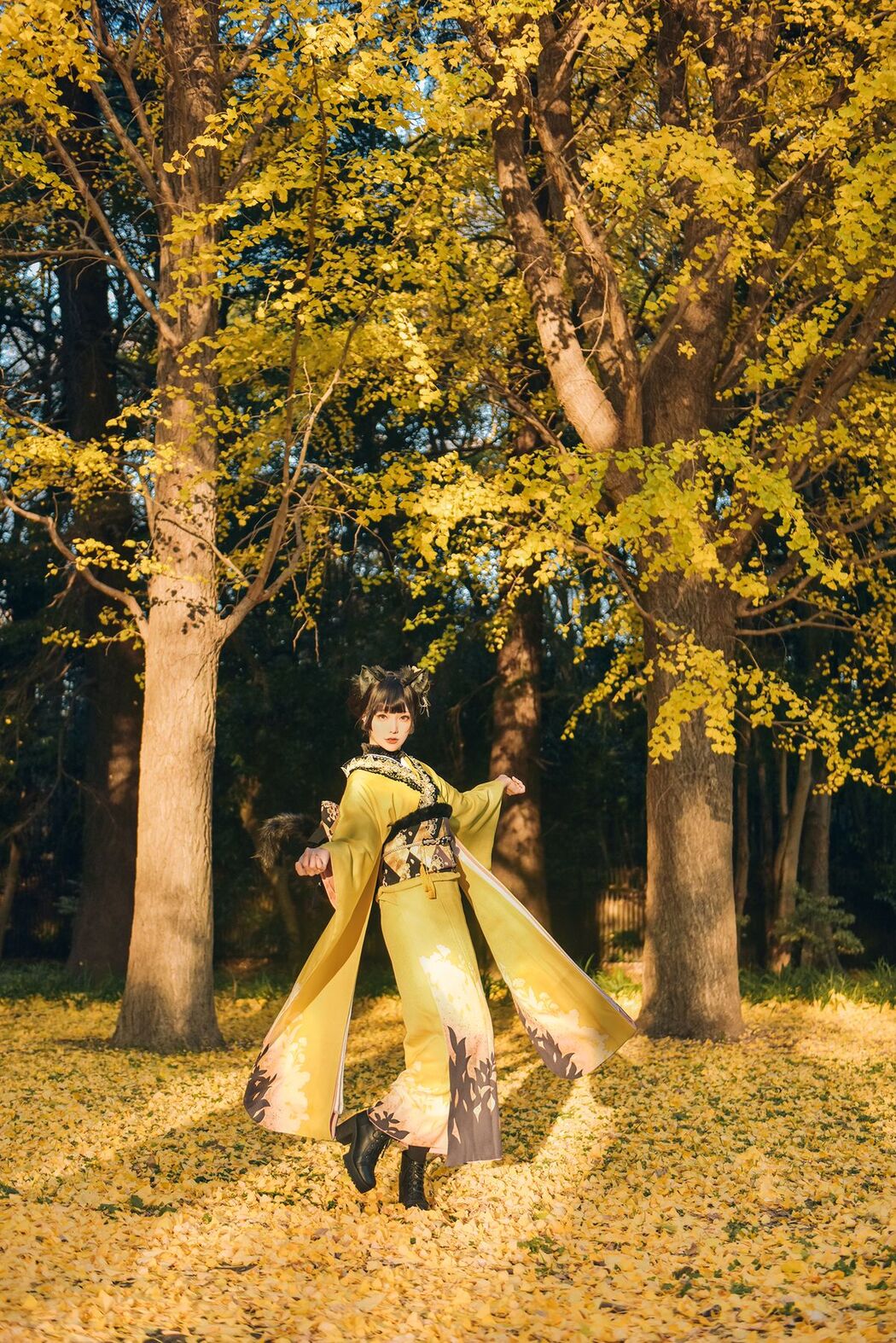 Coser@Elyeee ElyEE子 – Ginkgo Black Cat 銀杏黑貓 (24P – 1V)