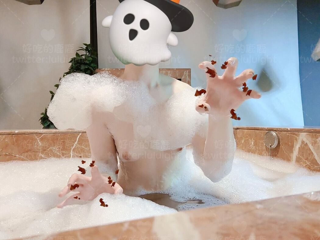 Coser@好吃的鹿鹿 And luluight – 顶级Cos白虎萝莉 私拍福利 Part03 (61P)