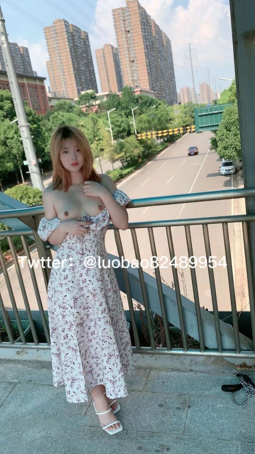 Coser@洛宝 And luobao1221 – 酥胸小萝莉 定制视频人前露出 (51P – 35V)