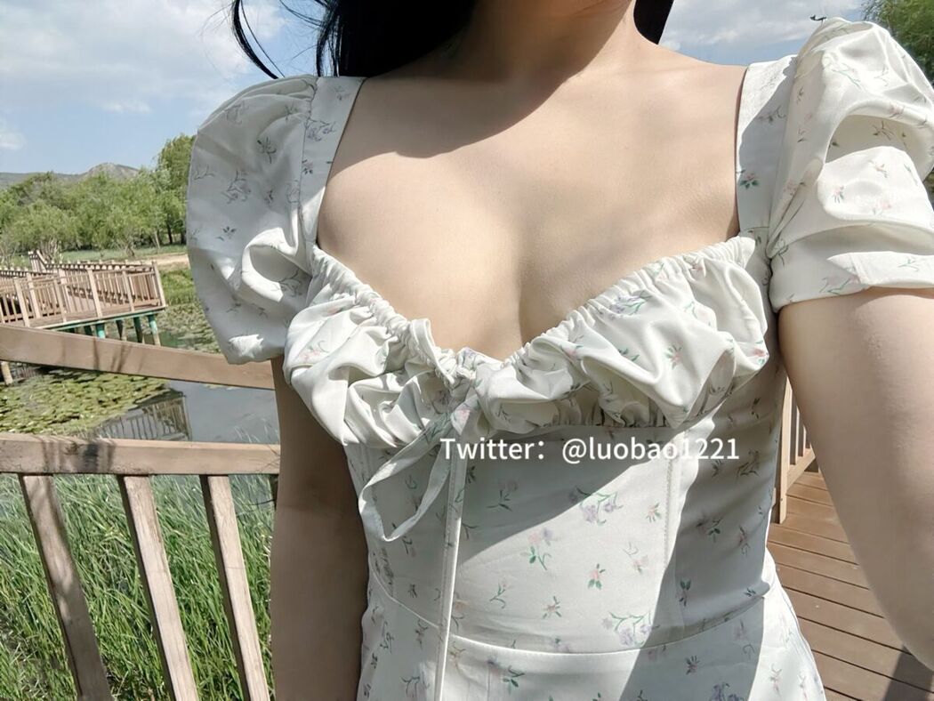Coser@洛宝 And luobao1221 – 酥胸小萝莉 定制视频人前露出 (51P – 35V)