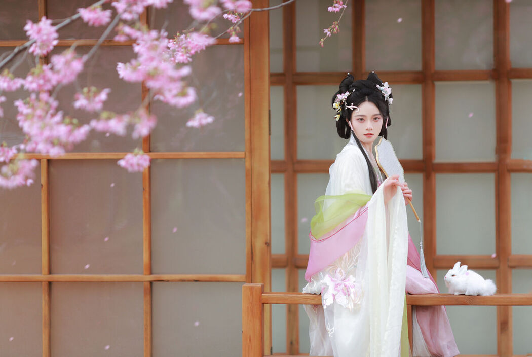 YiTuYu艺图语 Vol.6610 Nu Li Hua Zhuang De Sui Sui