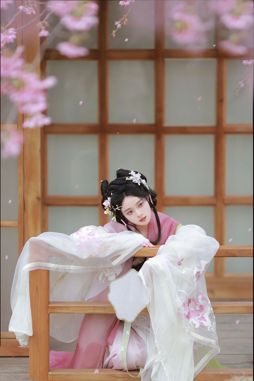 YiTuYu艺图语 Vol.6610 Nu Li Hua Zhuang De Sui Sui