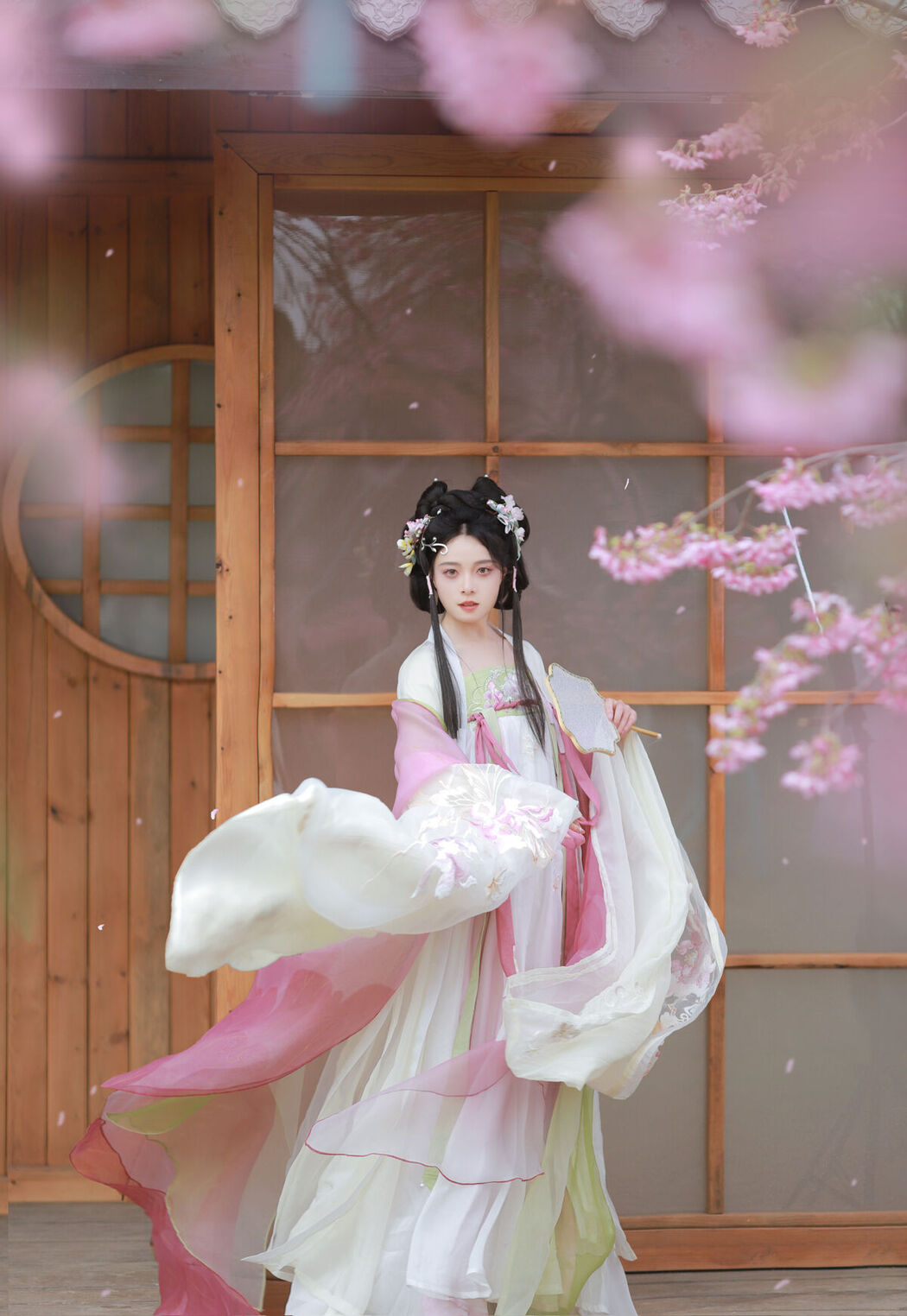 YiTuYu艺图语 Vol.6610 Nu Li Hua Zhuang De Sui Sui