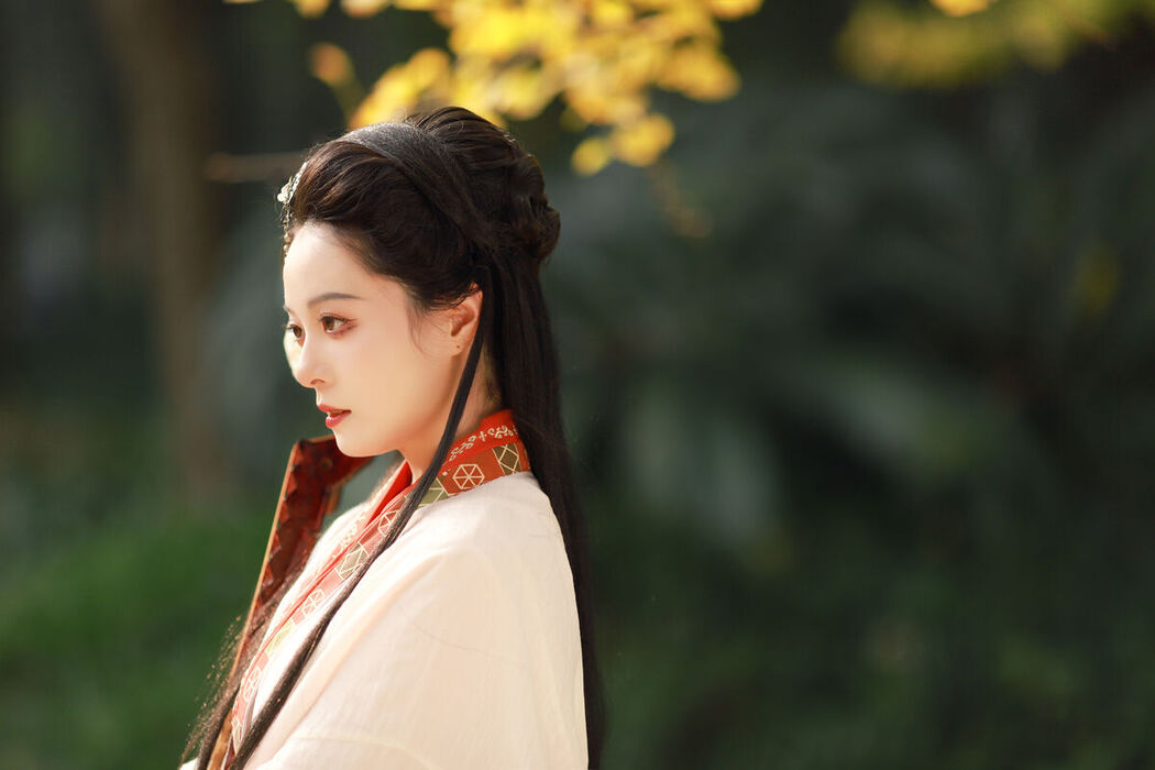 YiTuYu艺图语 Vol.6437 Nu Li Hua Zhuang De Sui Sui