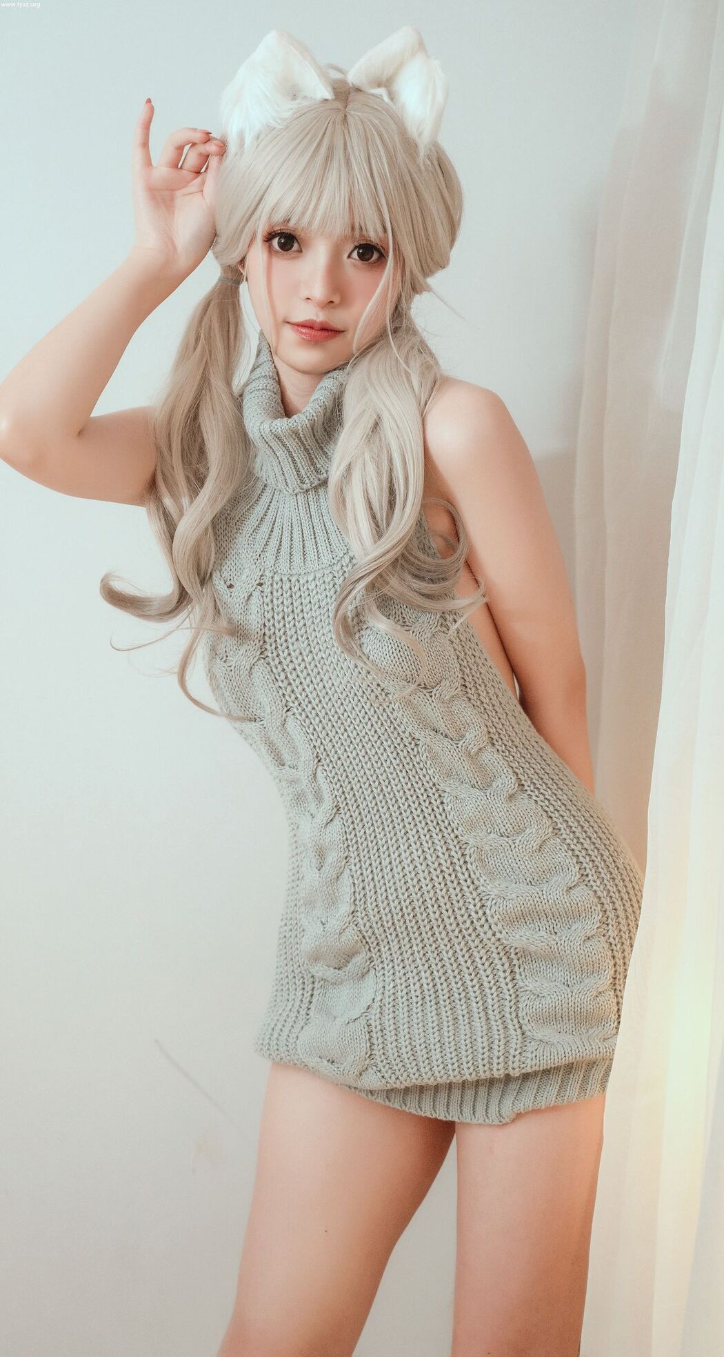 Coser@草莓味奈奈兔 – 小狐狸的家居日常 露背毛衣 (42P – 1V)