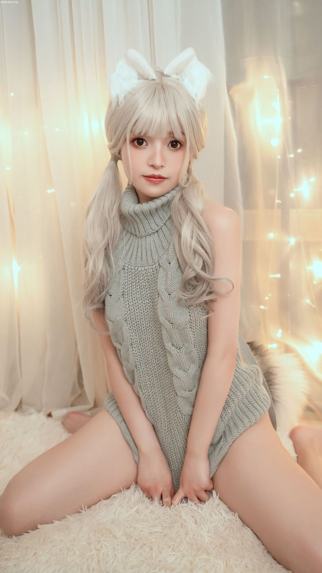 Coser@草莓味奈奈兔 – 小狐狸的家居日常 露背毛衣 (42P – 1V)