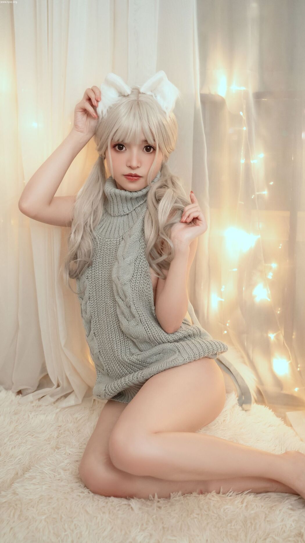 Coser@草莓味奈奈兔 – 小狐狸的家居日常 露背毛衣 (42P – 1V)