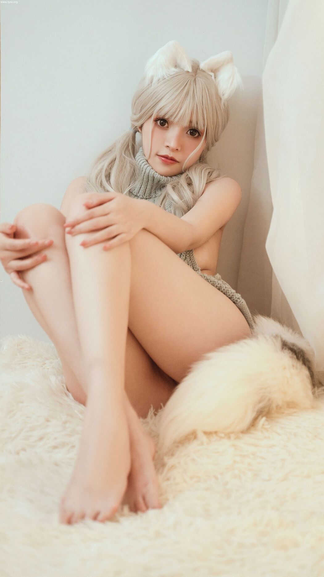 Coser@草莓味奈奈兔 – 小狐狸的家居日常 露背毛衣 (42P – 1V)