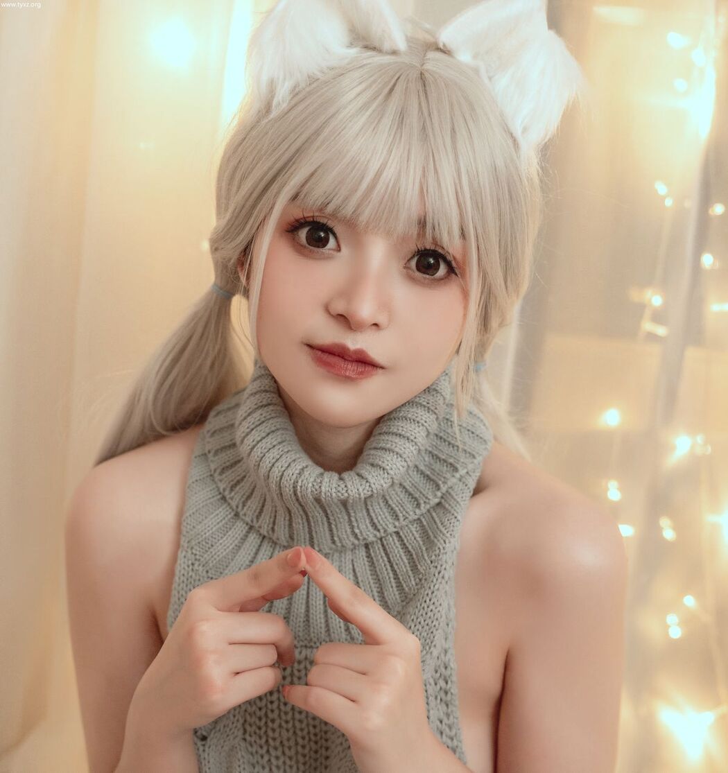 Coser@草莓味奈奈兔 – 小狐狸的家居日常 露背毛衣 (42P – 1V)