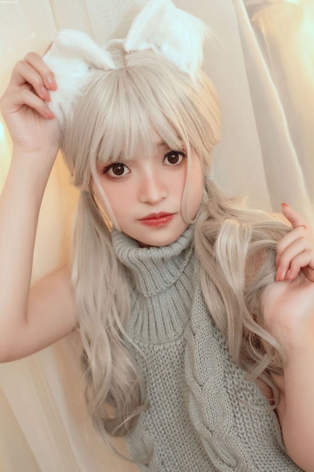Coser@草莓味奈奈兔 – 小狐狸的家居日常 露背毛衣 (42P – 1V)
