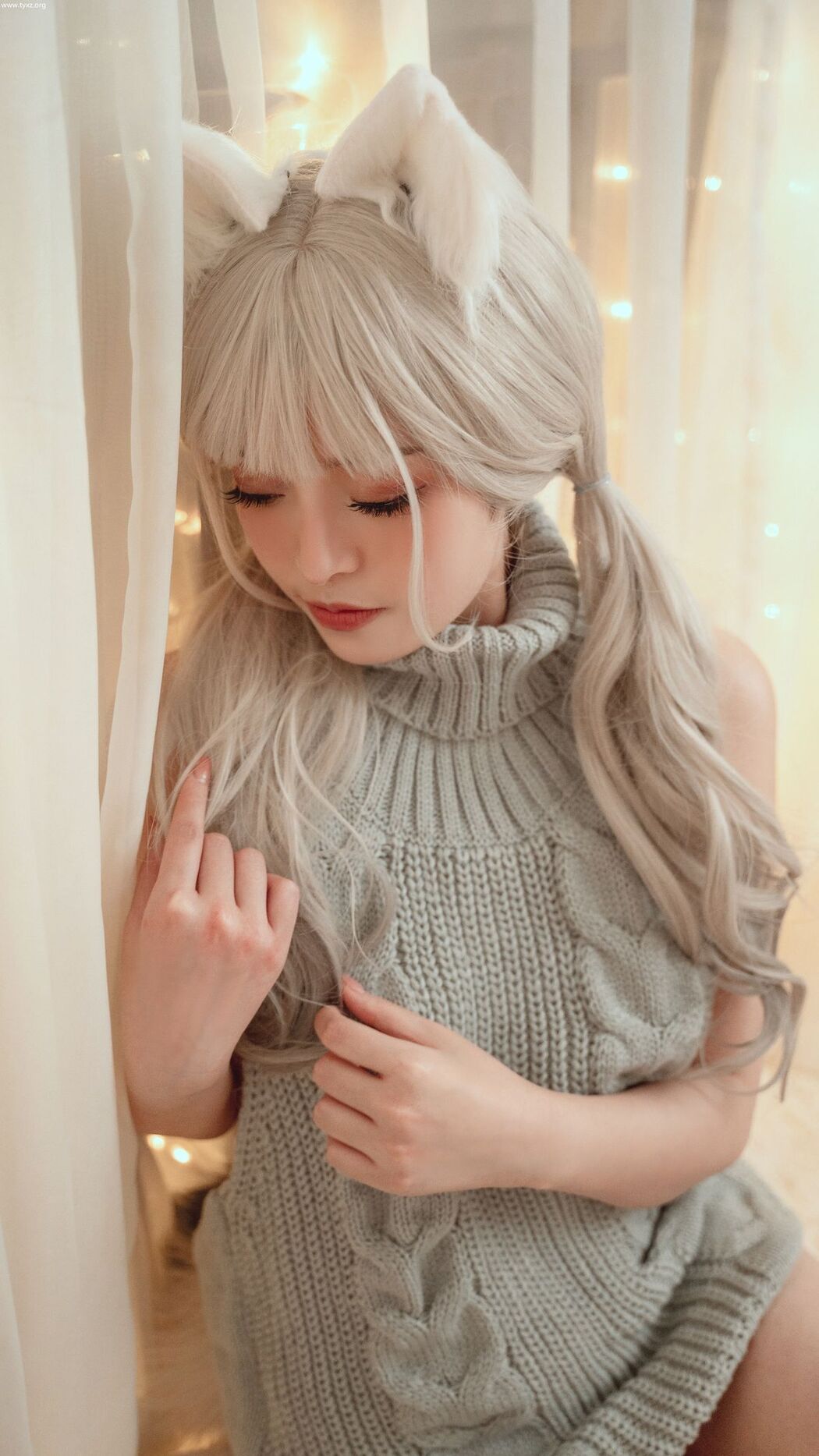 Coser@草莓味奈奈兔 – 小狐狸的家居日常 露背毛衣 (42P – 1V)