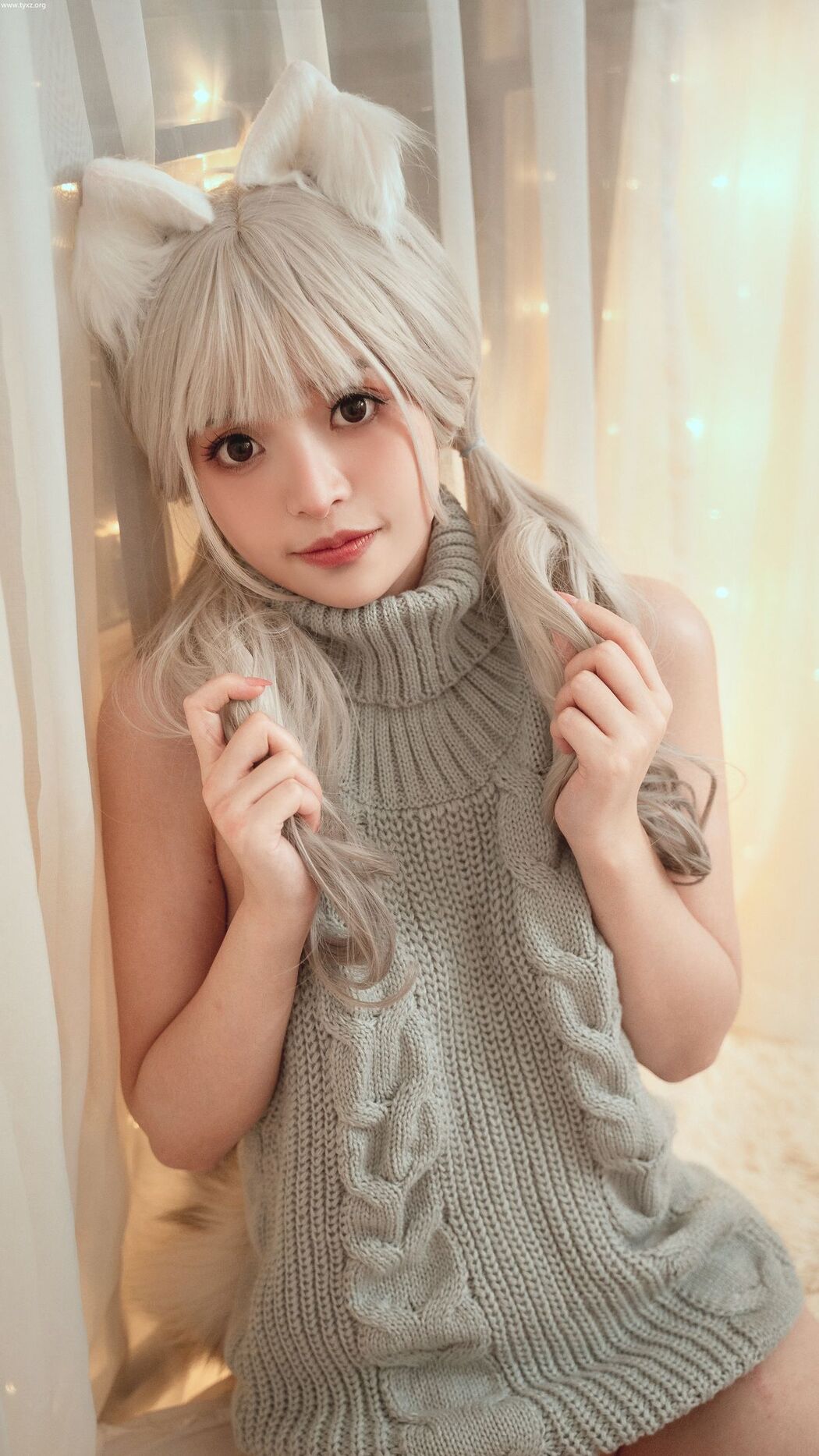 Coser@草莓味奈奈兔 – 小狐狸的家居日常 露背毛衣 (42P – 1V)