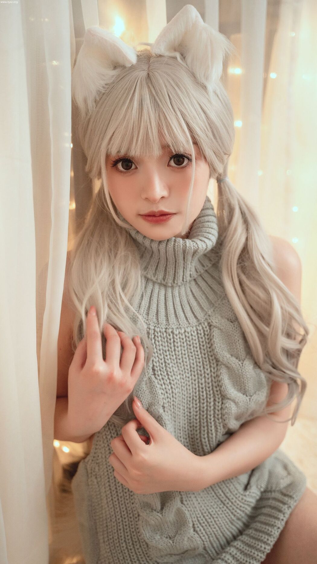 Coser@草莓味奈奈兔 – 小狐狸的家居日常 露背毛衣 (42P – 1V)