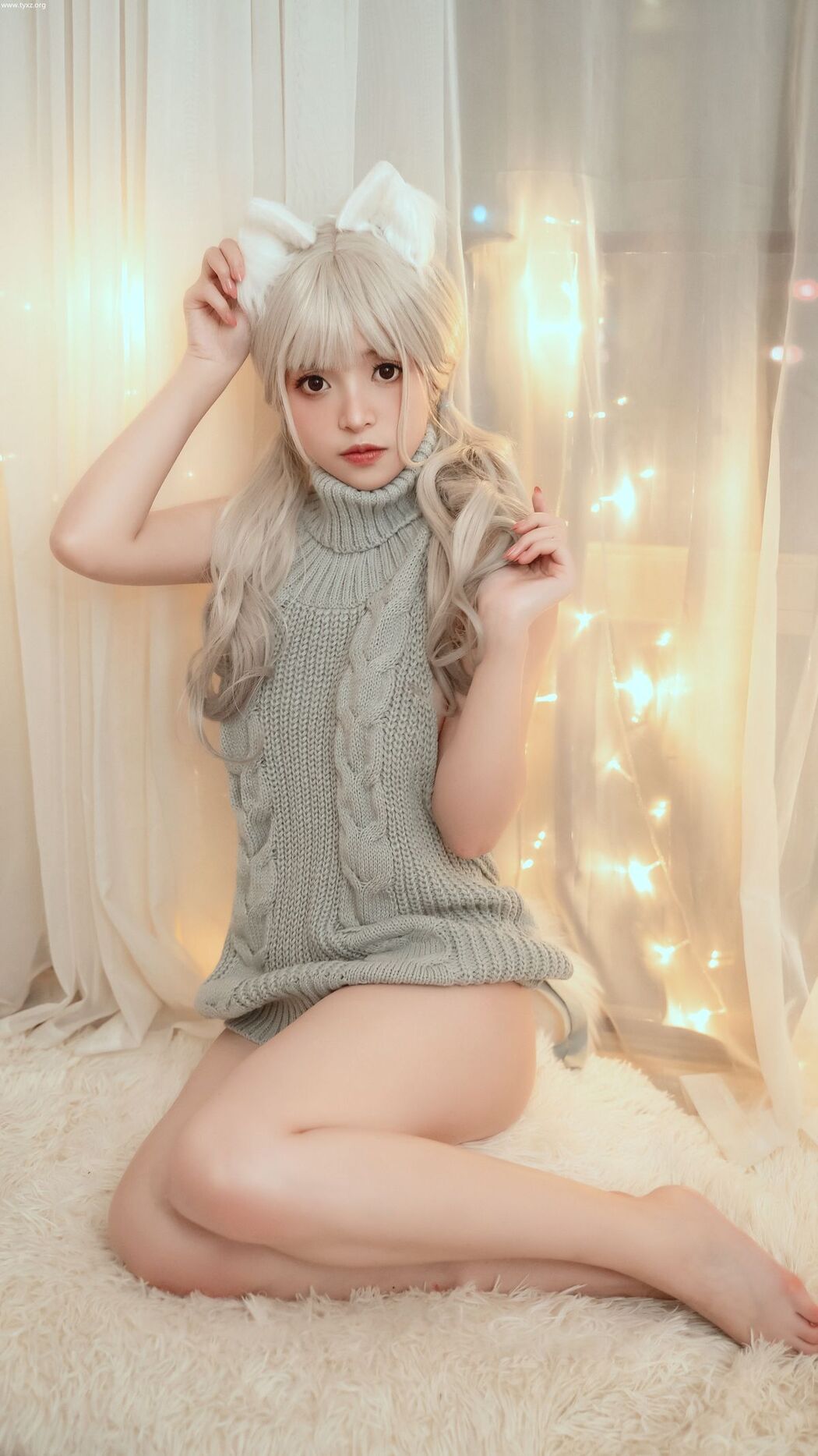 Coser@草莓味奈奈兔 – 小狐狸的家居日常 露背毛衣 (42P – 1V)