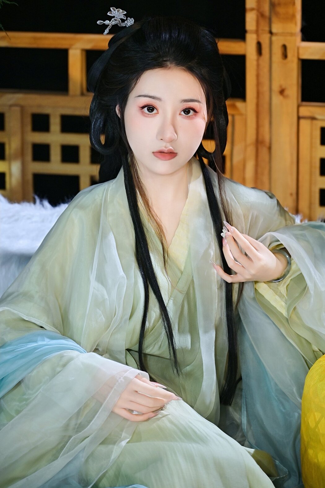YiTuYu艺图语 Vol.6834 Ni De San San Cover Photo