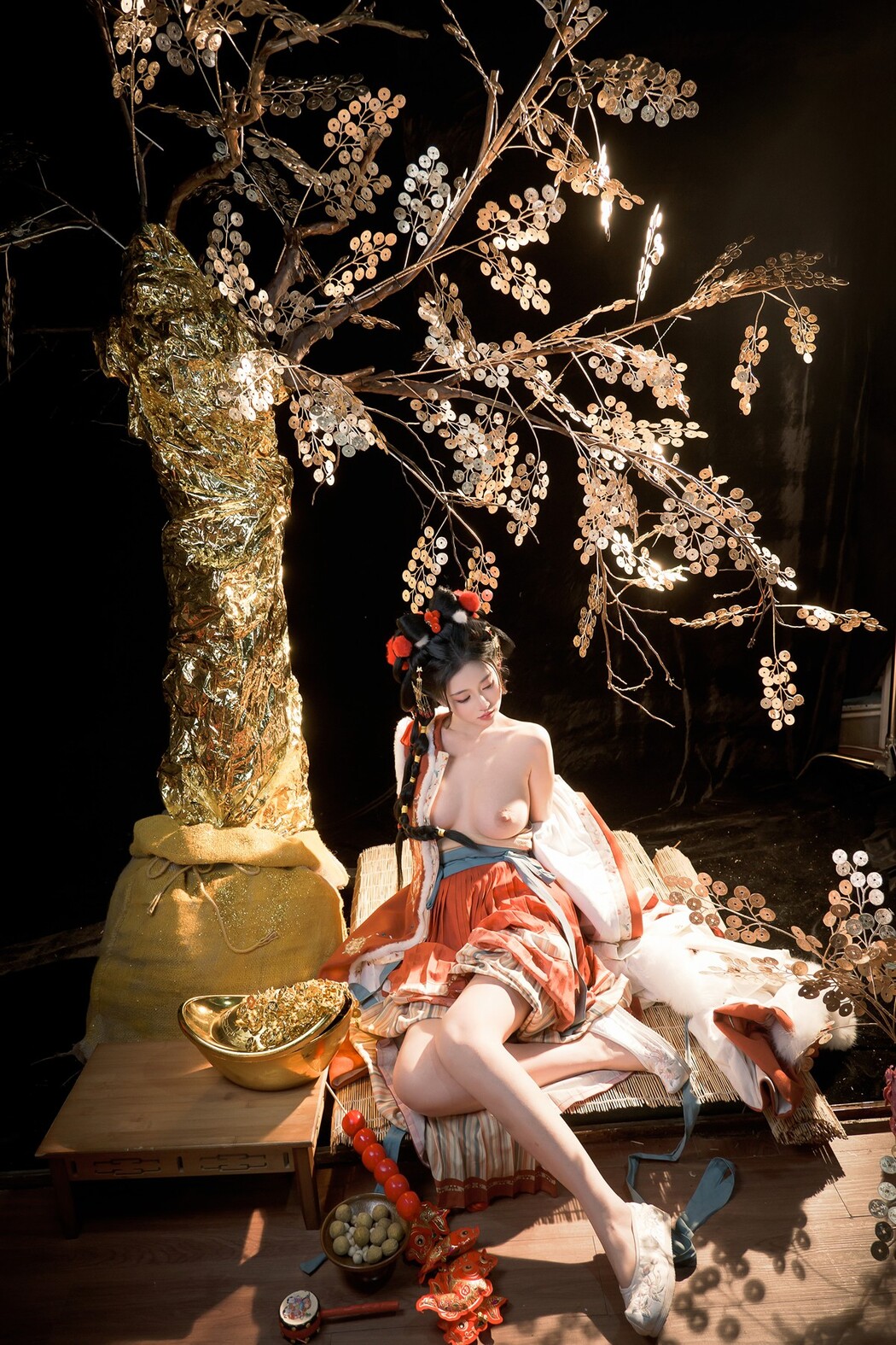 年年Nnian, ヌード写真集 Golden Tree