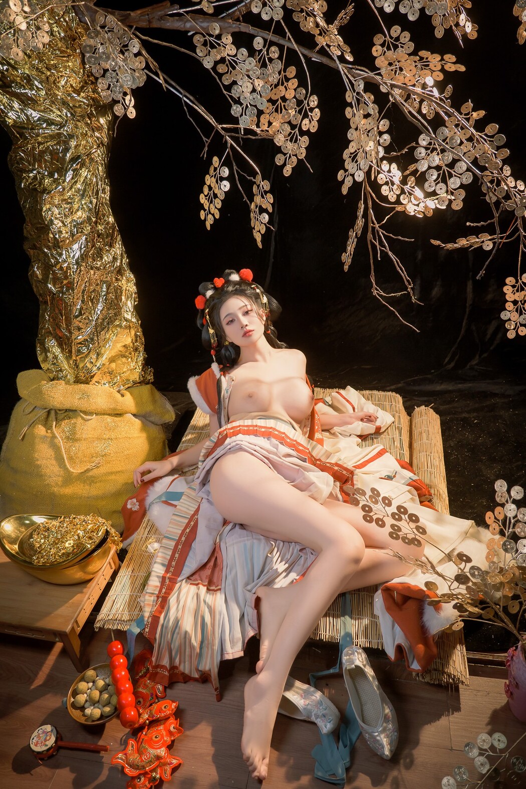 年年Nnian, ヌード写真集 Golden Tree