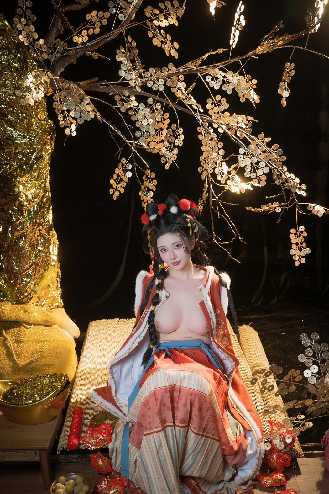 年年Nnian, ヌード写真集 Golden Tree