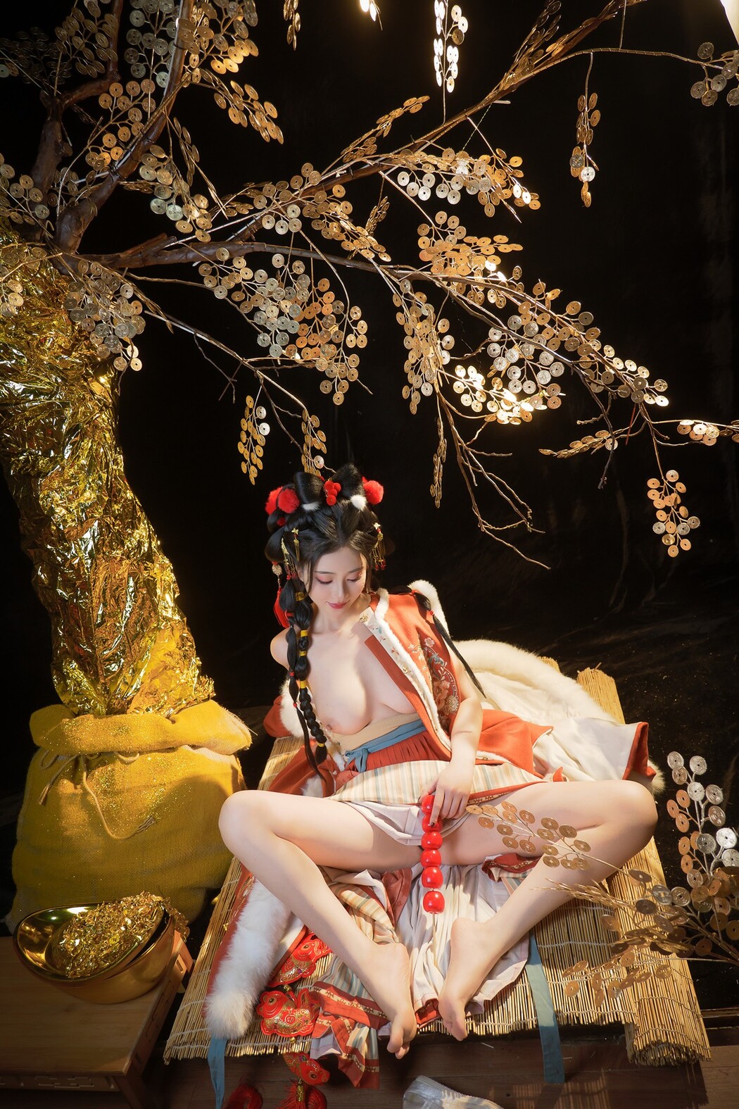 年年Nnian, ヌード写真集 Golden Tree