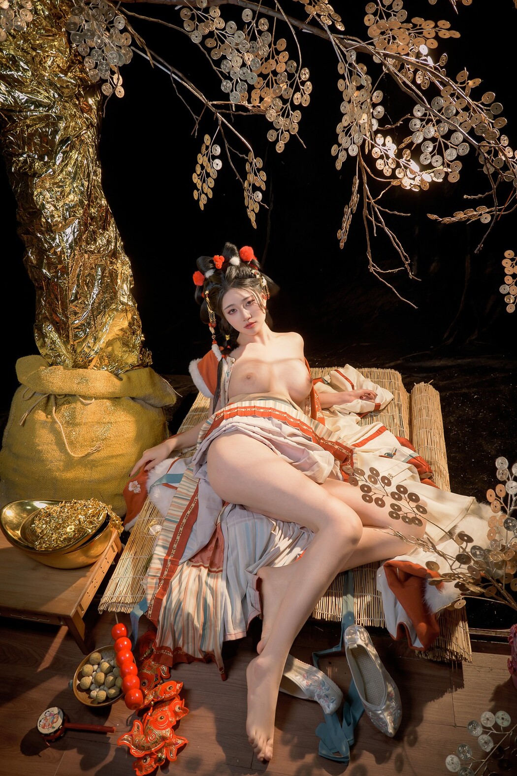 年年Nnian, ヌード写真集 Golden Tree