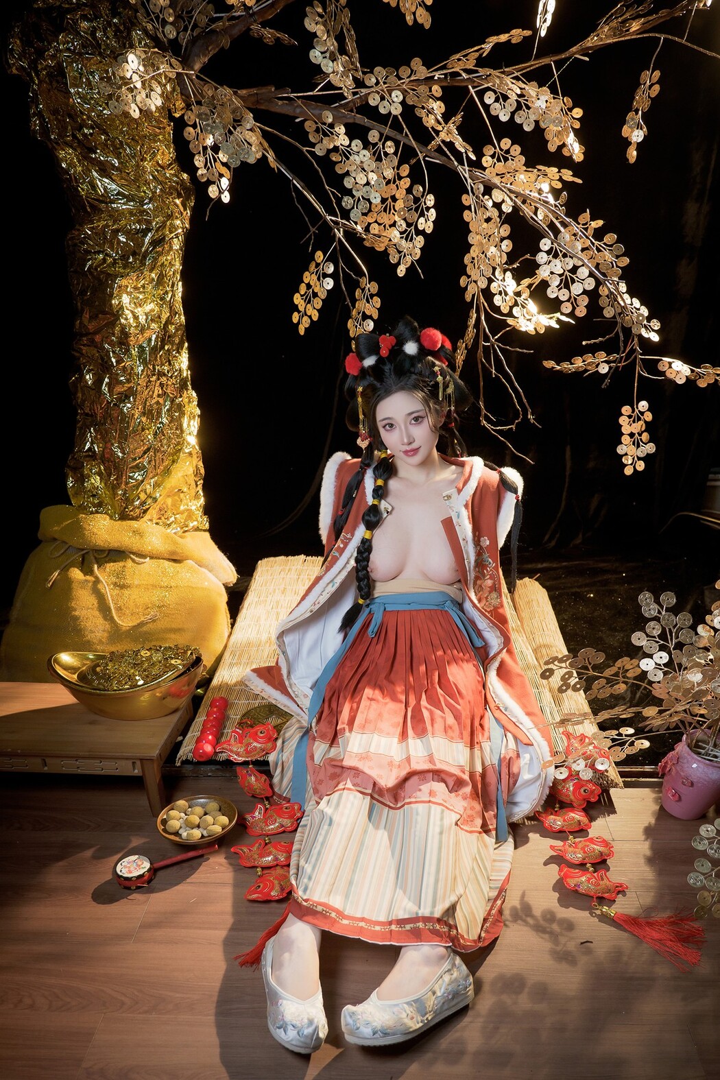 年年Nnian, ヌード写真集 Golden Tree