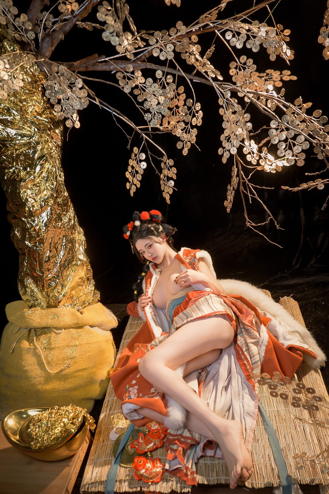 年年Nnian, ヌード写真集 Golden Tree