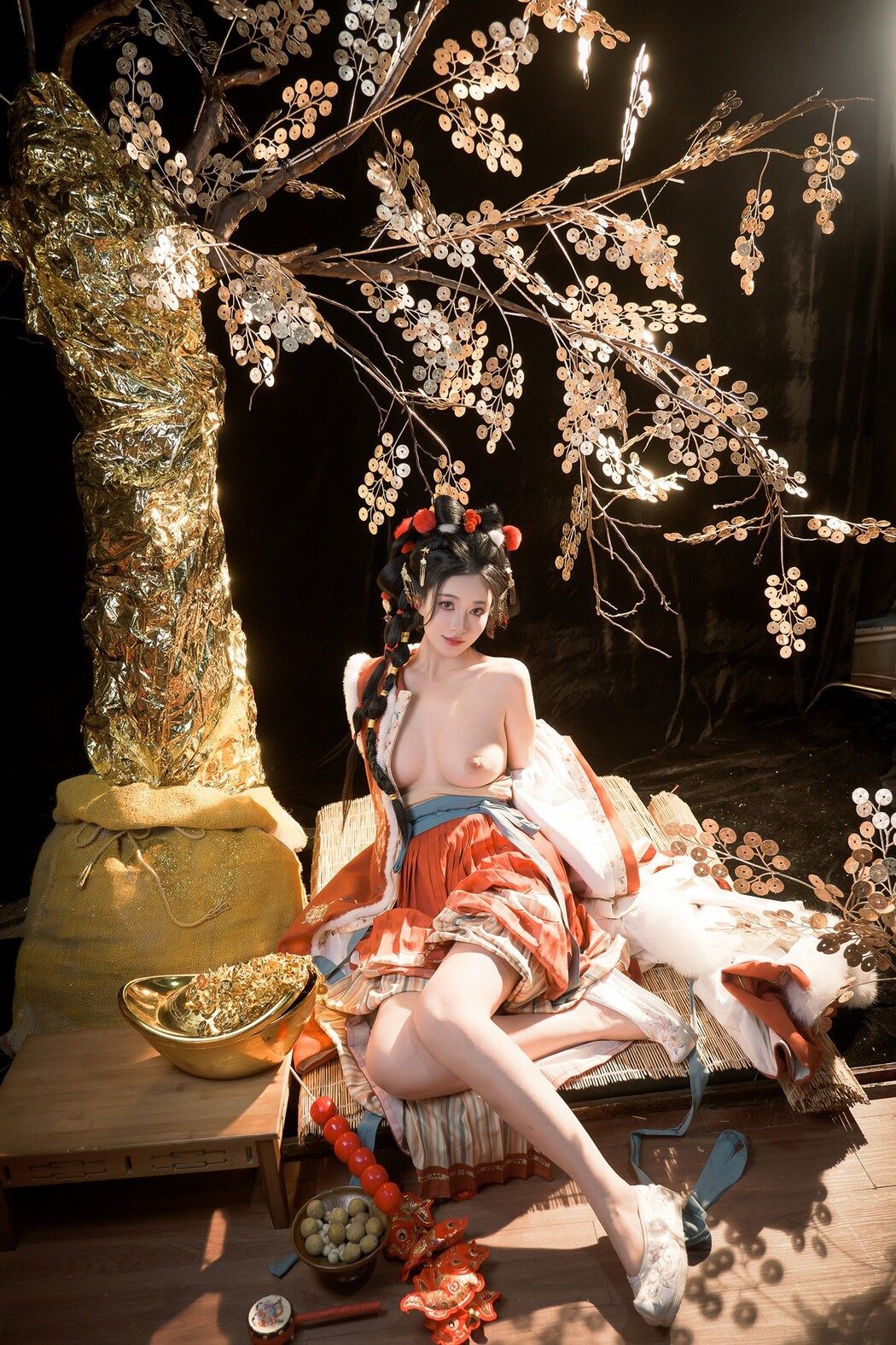 年年Nnian, ヌード写真集 Golden Tree