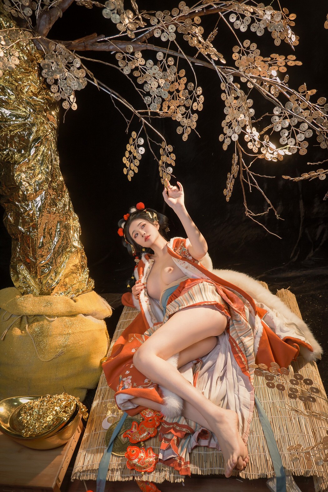 年年Nnian, ヌード写真集 Golden Tree