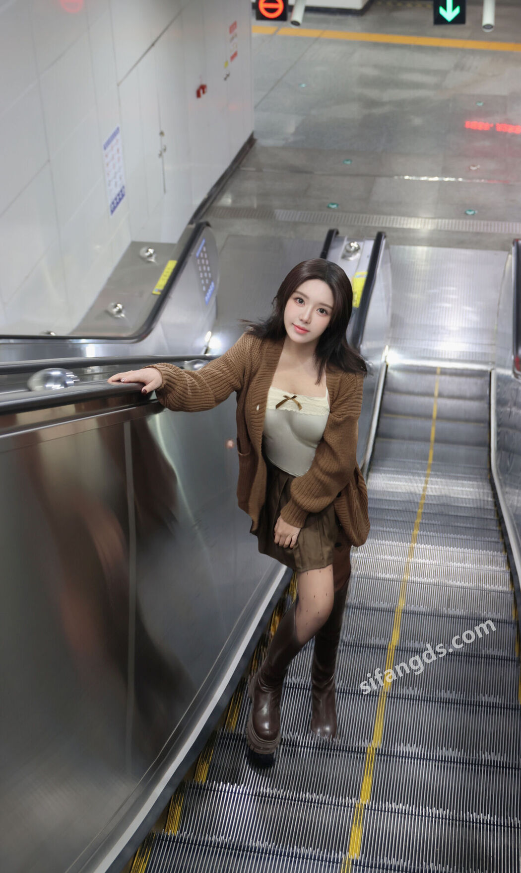 XR Uncensored Xiao Shu Tiao Nienie 小薯条nienie – R18 秀人网模特 25年首秀 地铁站露出 Part1