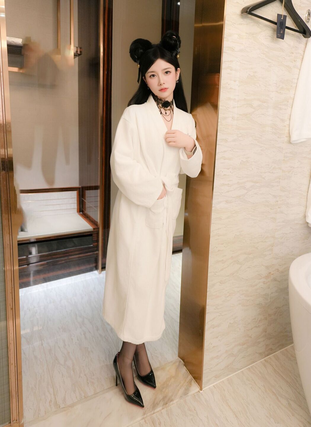 XR Uncensored You Jiang 优酱 – R18 秀人网模特 浴室情趣 (82P)