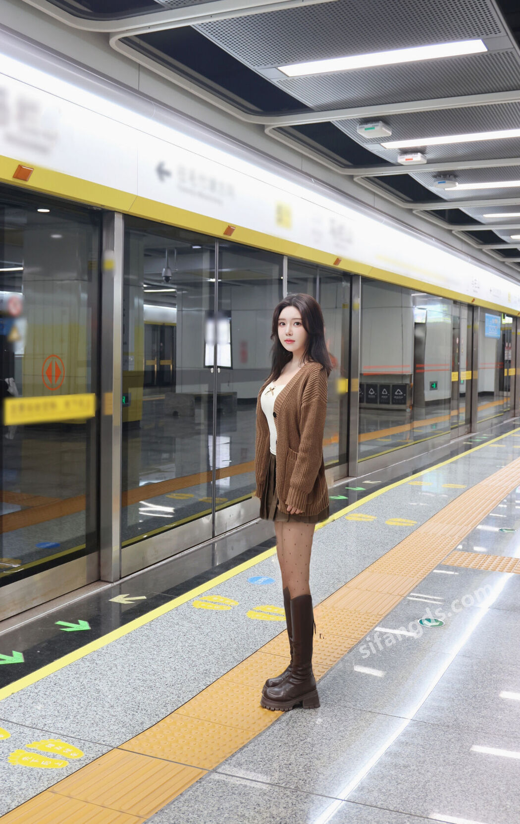 XR Uncensored Xiao Shu Tiao Nienie 小薯条nienie – R18 秀人网模特 25年首秀 地铁站露出 Part1