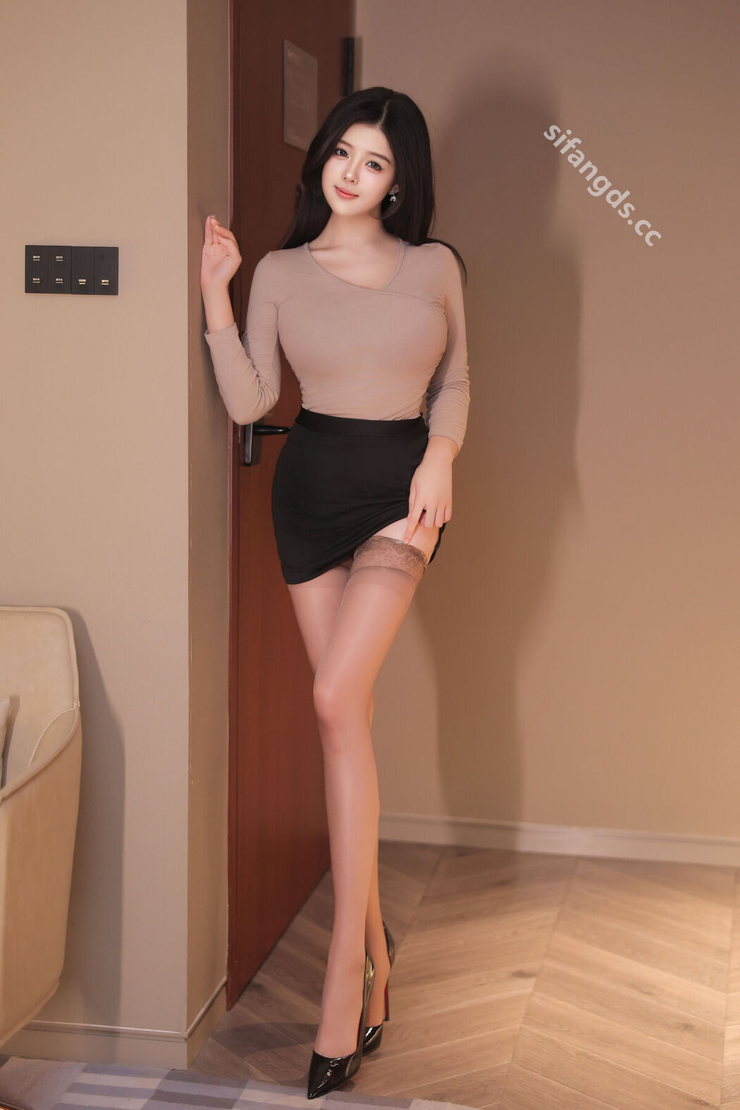 XR Uncensored Yuan Yuan 袁圆 – R18 秀人网模特 情迷短裙肉丝