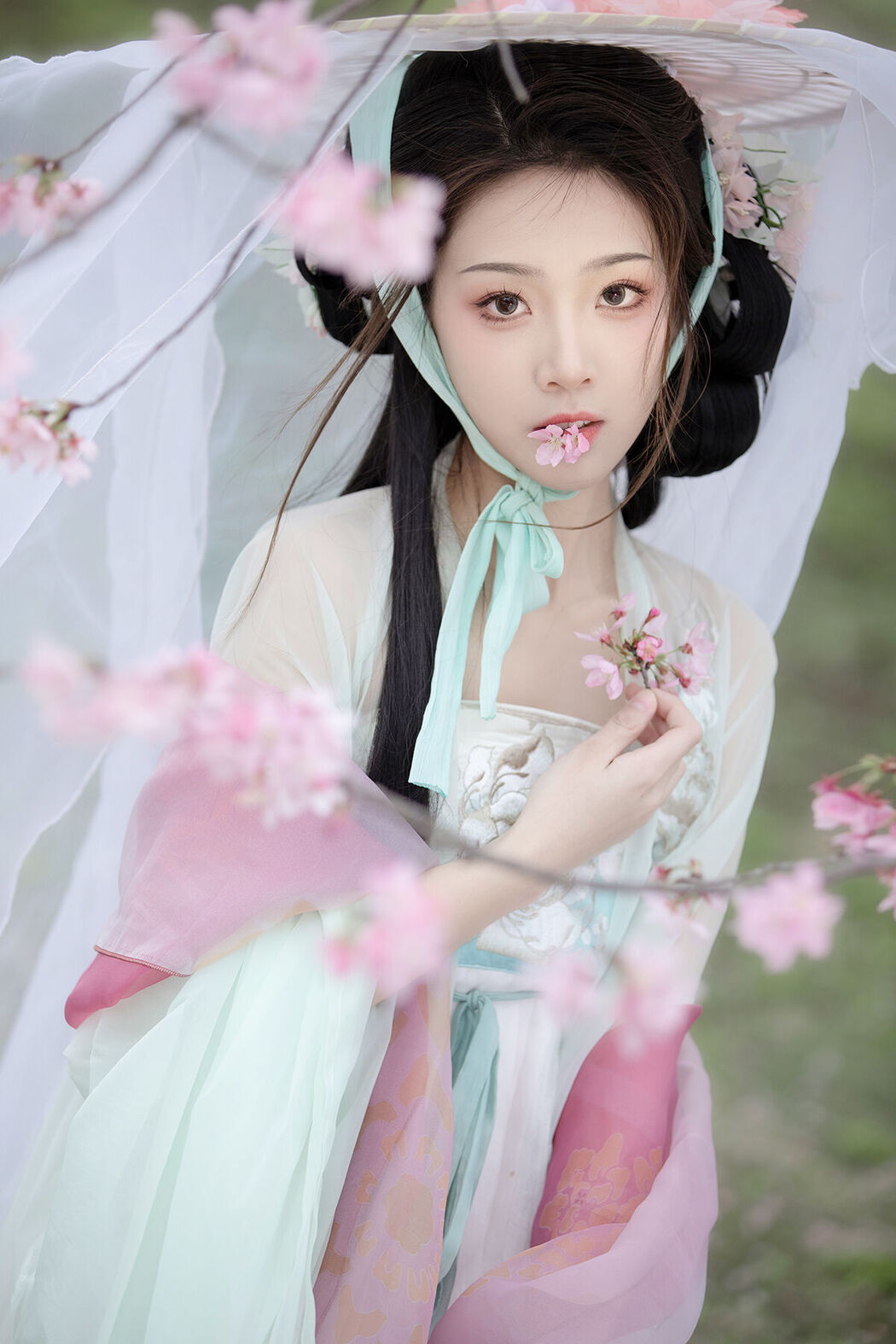 YiTuYu艺图语 Vol.7214 Zhi Zhi Qi Cover Photo