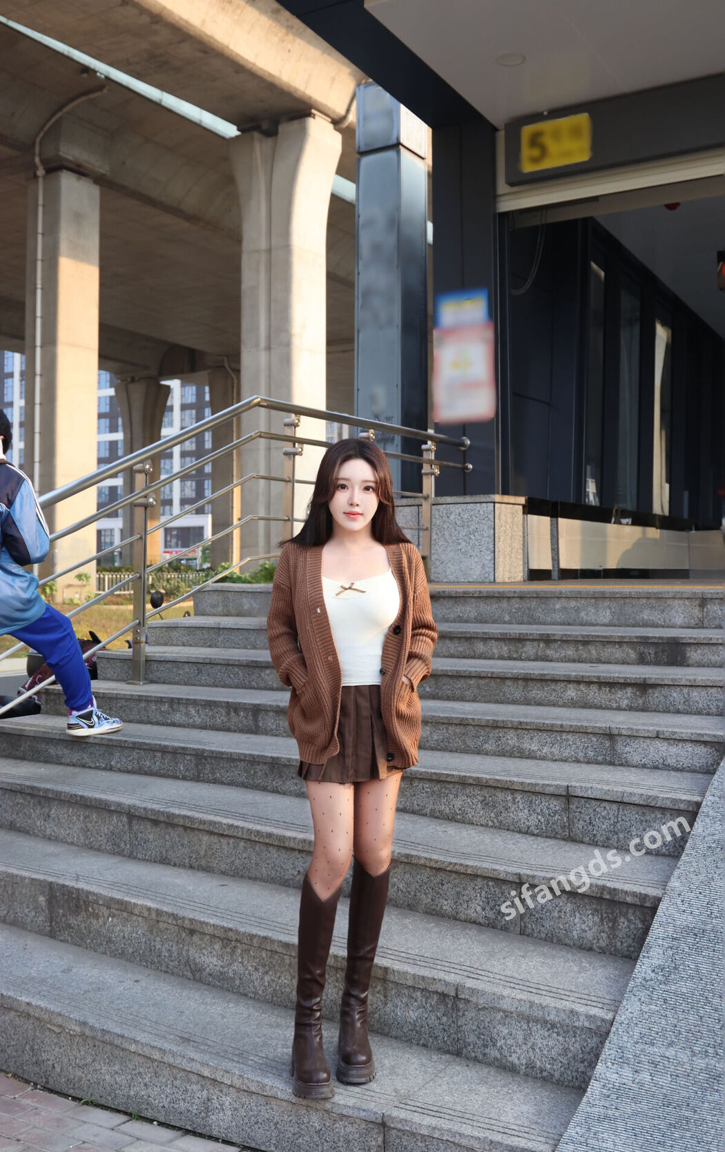 XR Uncensored Xiao Shu Tiao Nienie 小薯条nienie – R18 秀人网模特 25年首秀 地铁站露出 Part1