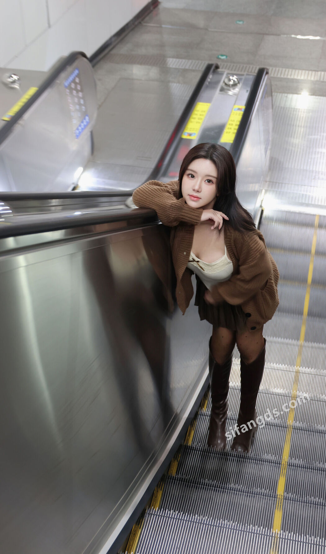 XR Uncensored Xiao Shu Tiao Nienie 小薯条nienie – R18 秀人网模特 25年首秀 地铁站露出 Part1