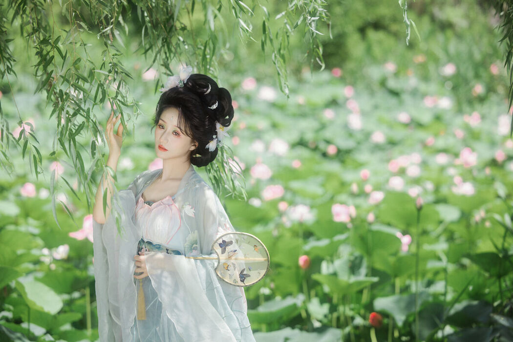 YiTuYu艺图语 Vol.7467 Piao Piao Bu Chi Cao