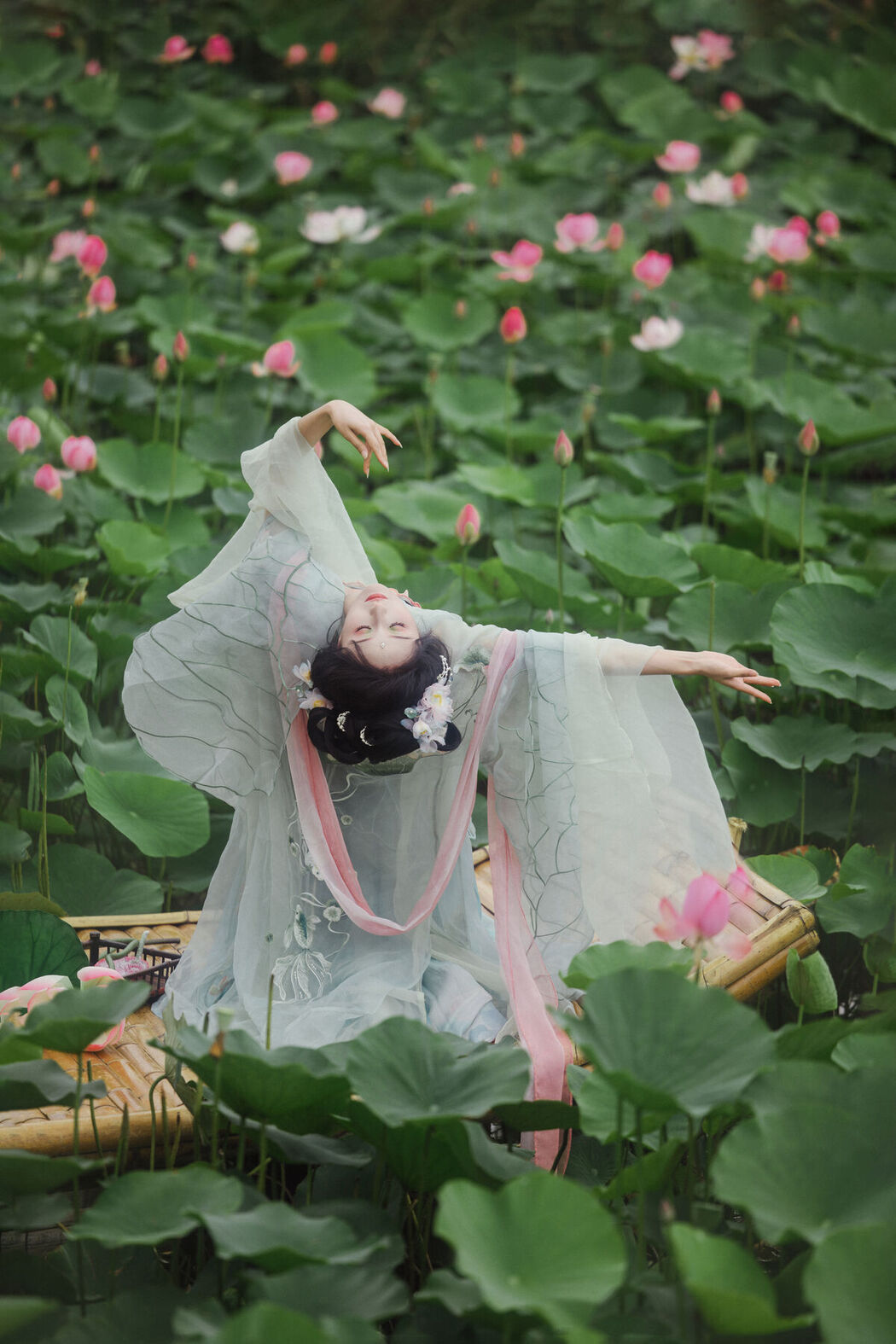 YiTuYu艺图语 Vol.7467 Piao Piao Bu Chi Cao
